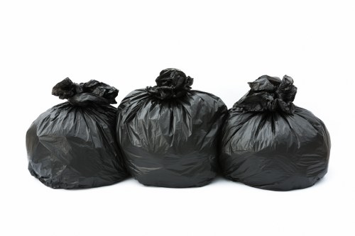 Lockable skip ensuring waste protection